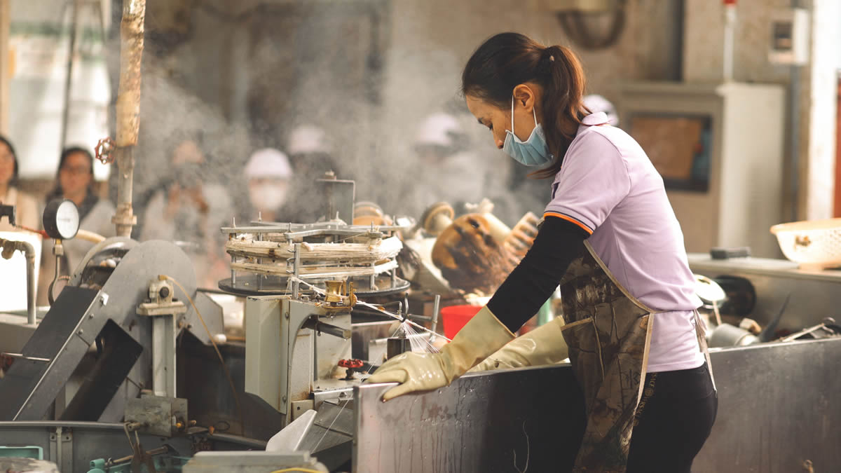 Gender Gap China, woman in factory