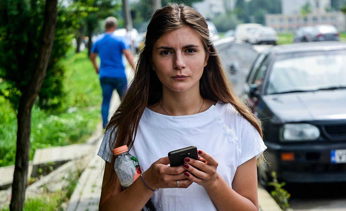 Gender Gap Romania, woman with smartphone